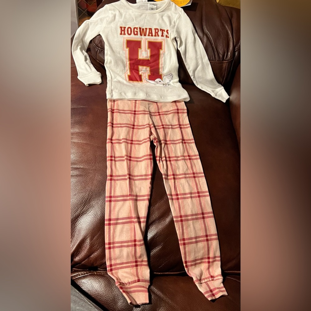 Harry Potter x H&M. Cozy pajamas in cotton jersey with a printed design. 4Y!